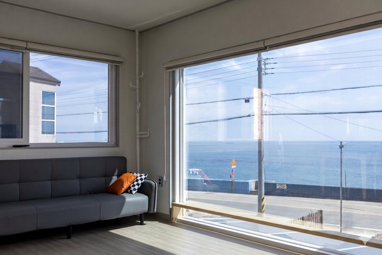 2층 거실 통창 너머로 펼쳐진 동해 파노라마 오션뷰.